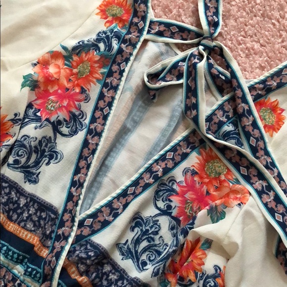 Cropped Blouse size small with open back - Picture 2 of 2